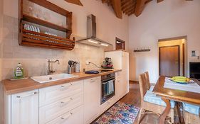 Stunning Apartment In Mombaroccio Near Metauro River